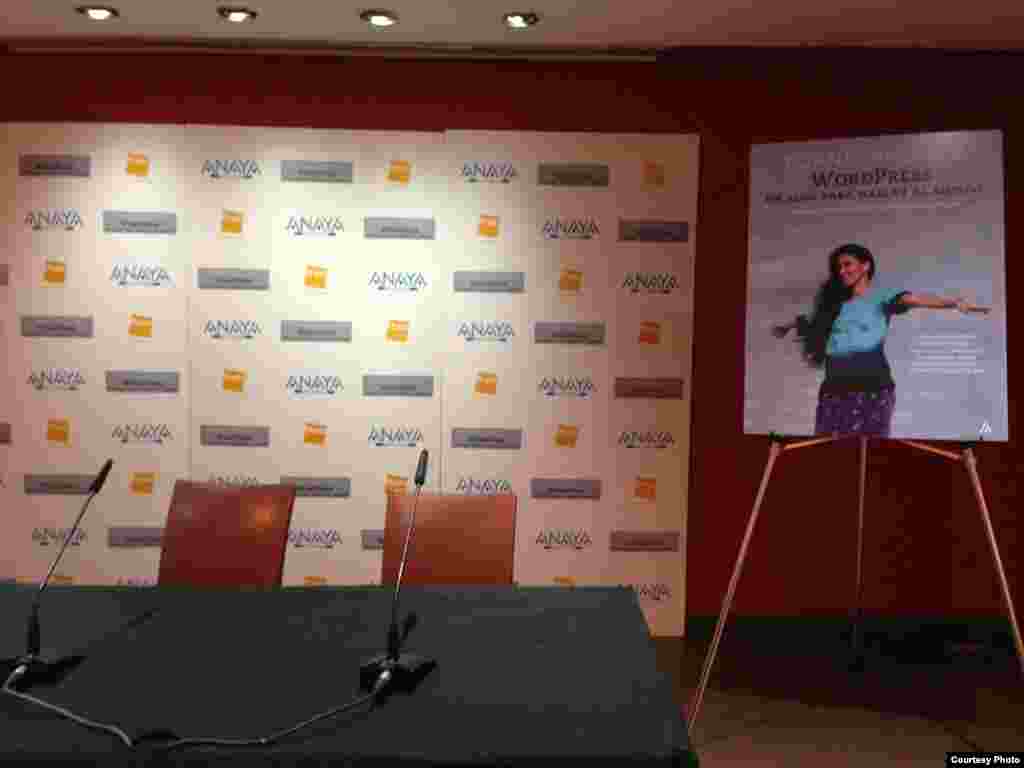 Yoani Sánchez y Joan Antoni Guerrero muestran en twitpic la jornada del lunes 22 de abril en Casa América donde la bloguera cubana ha sido invitada a participar en el coloquio "Una conversación en libertad".