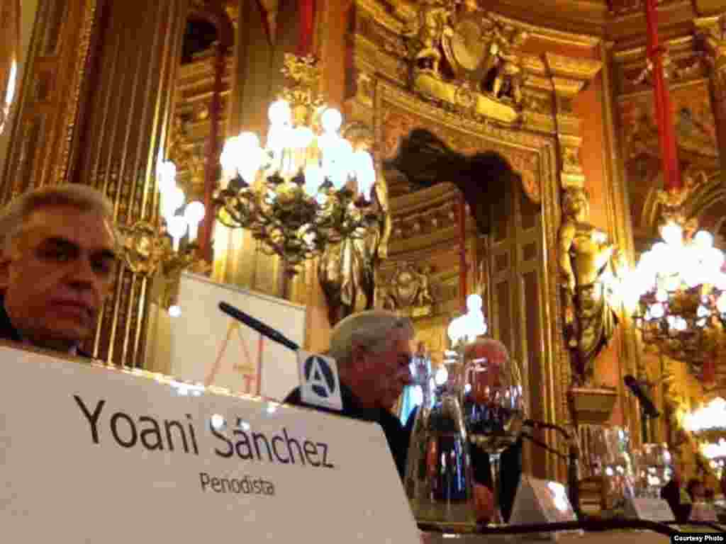 Yoani Sánchez y Joan Antoni Guerrero muestran en twitpic la jornada del lunes 22 de abril en Casa América donde la bloguera cubana ha sido invitada a participar en el coloquio "Una conversación en libertad".